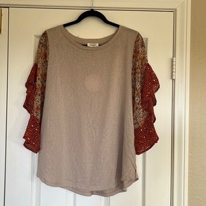 Cool shirt with wow print sleeves by Umgee